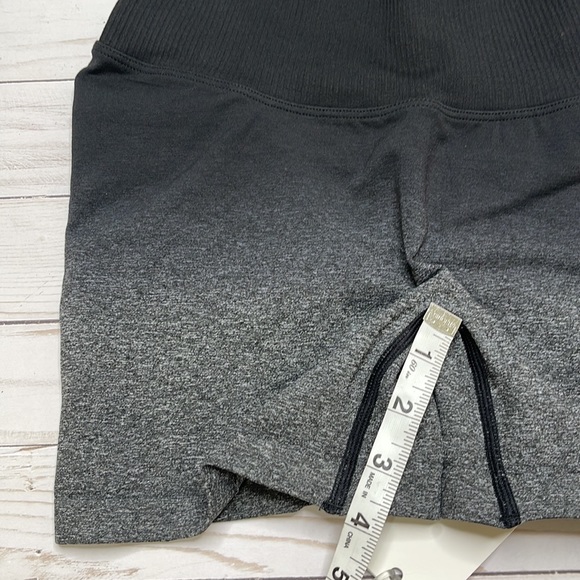 Doyoueven Ombré Scrunch Seamless Shorts - Black - Picture 10 of 11